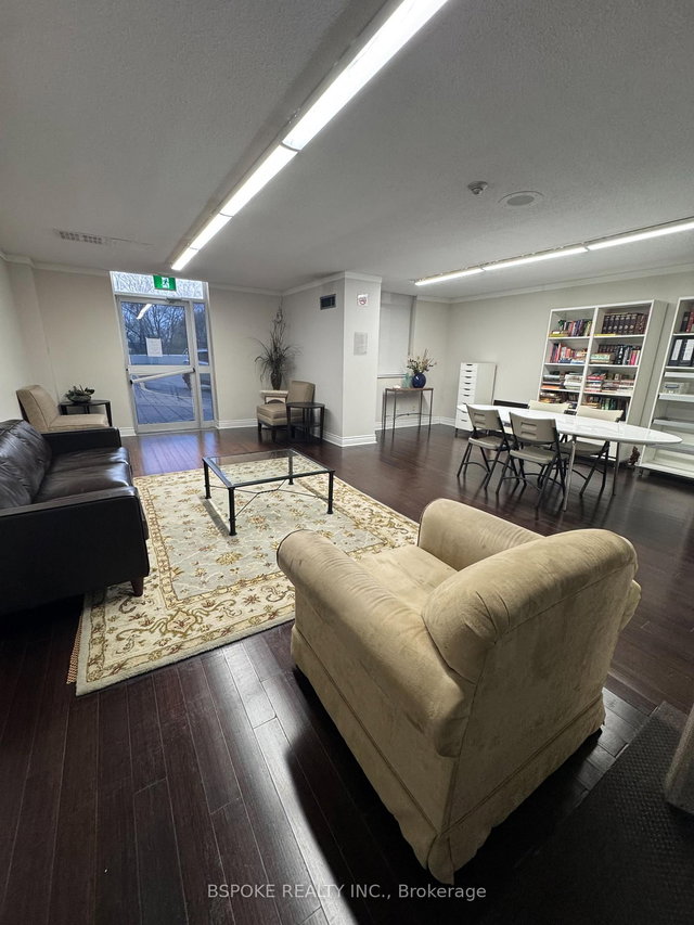 1601 - 3559 Eglinton Avenue W W