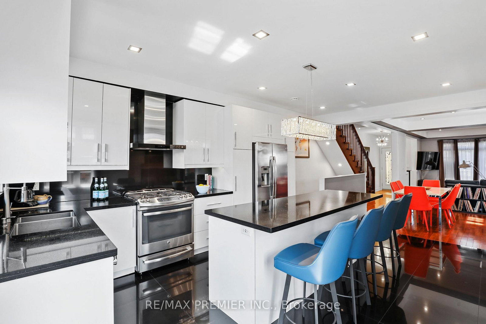 196 Blackthorn Avenue - Photo 10