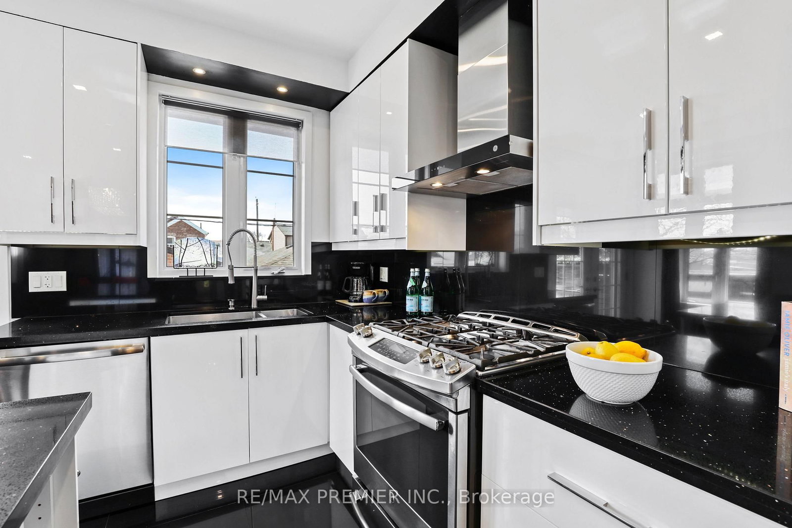 196 Blackthorn Avenue - Photo 7