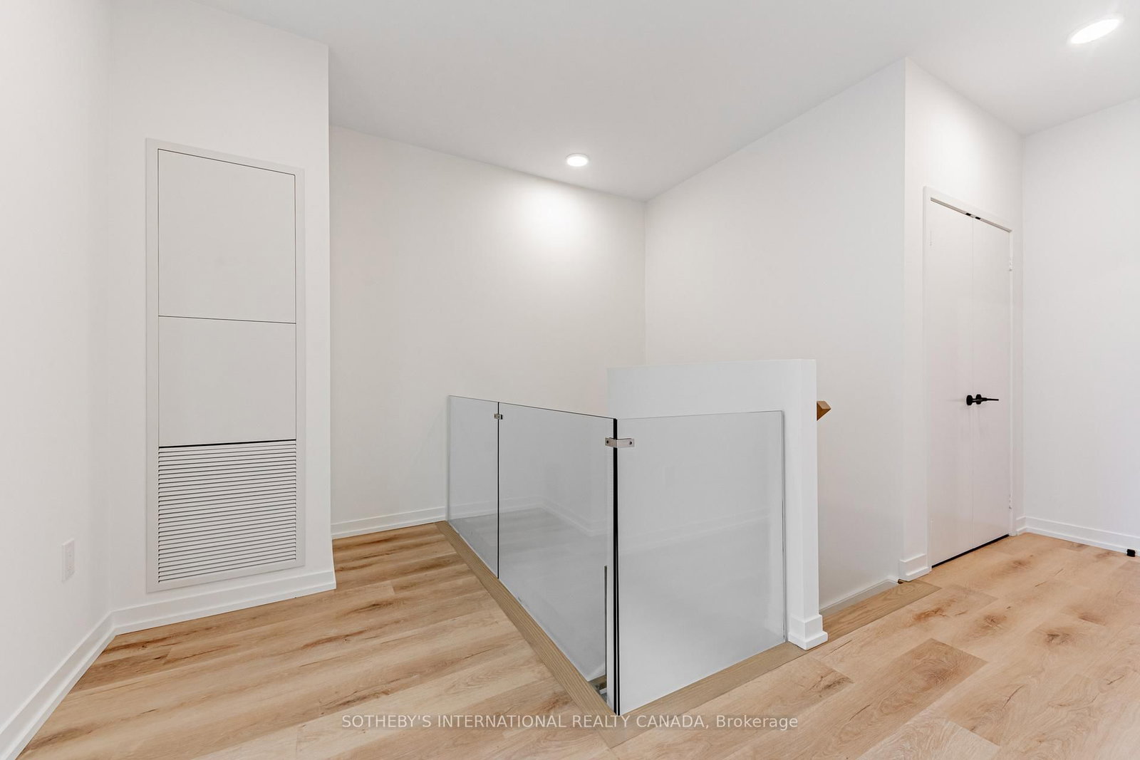 31 York Garden Way, Unit 104 - Photo 10