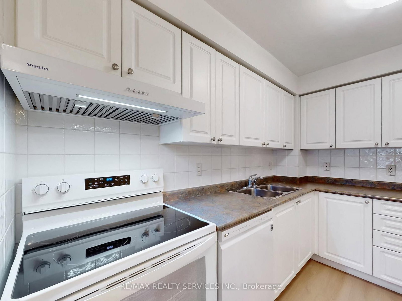 3880 Duke Of York Boulevard, Unit 504 - Photo 19