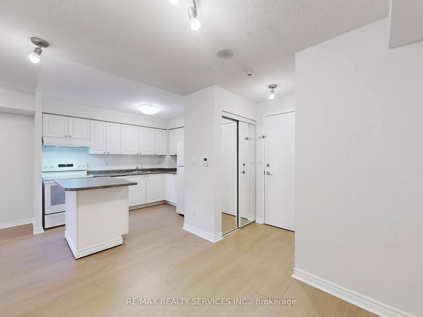 3880 Duke Of York Boulevard, Unit 504 - Photo 23