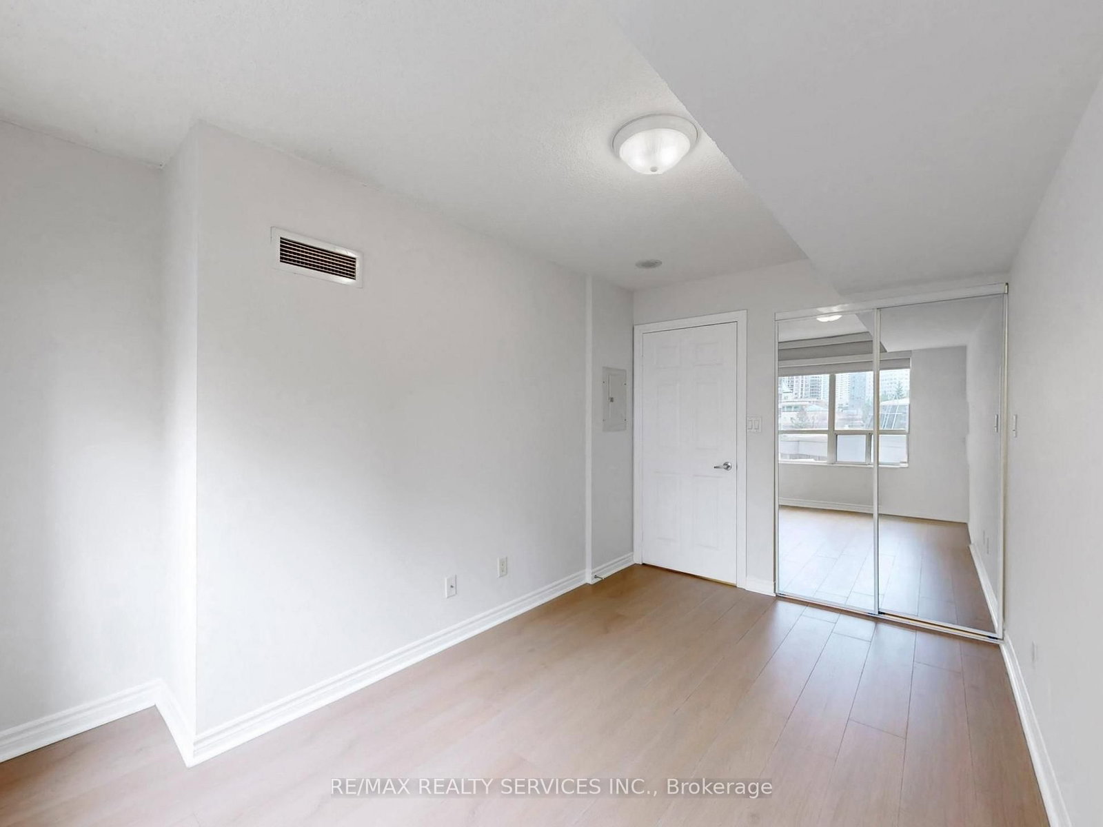 3880 Duke Of York Boulevard, Unit 504 - Photo 27
