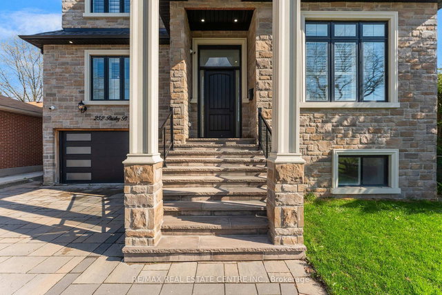 252 Paisley Boulevard W