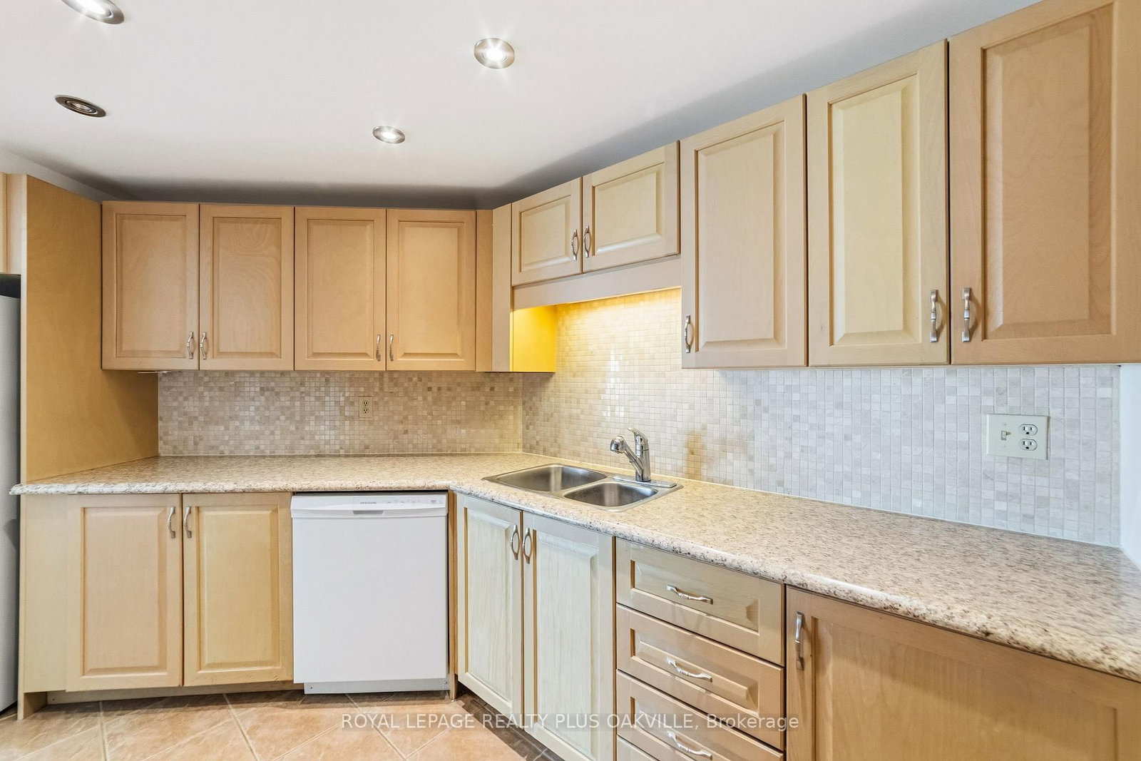 100 Bronte Road, Unit 404 - Photo 18