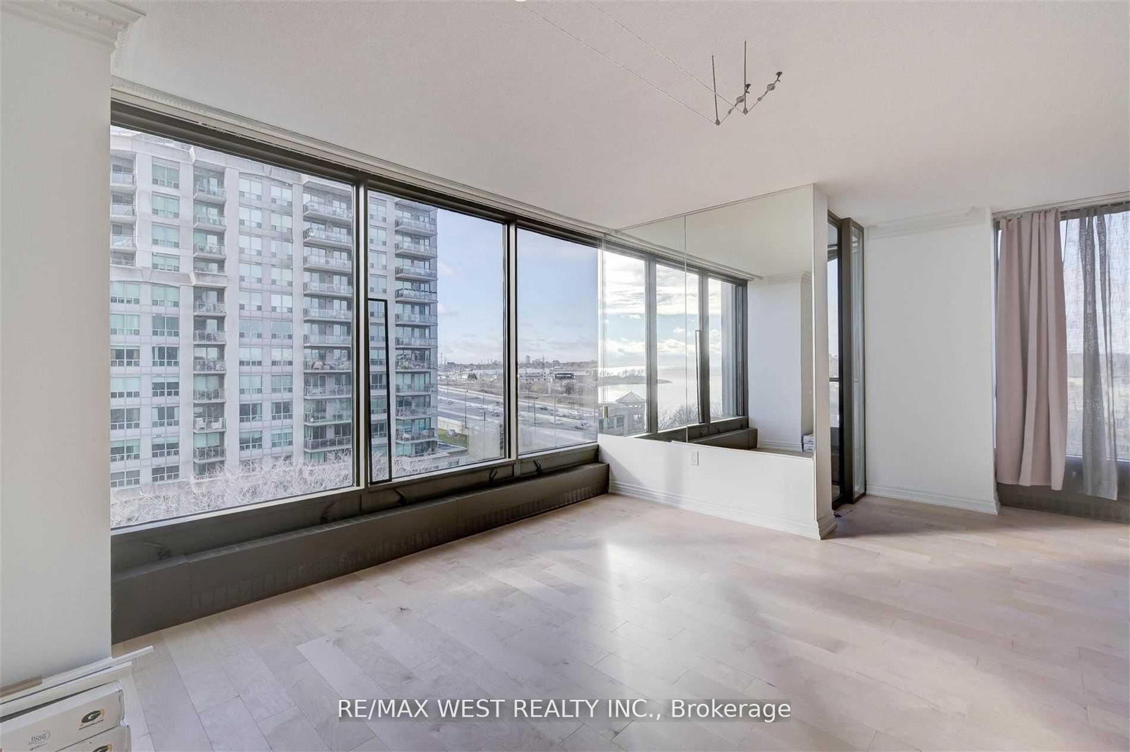 2045 Lake Shore Boulevard W, Unit 807 - Photo 6