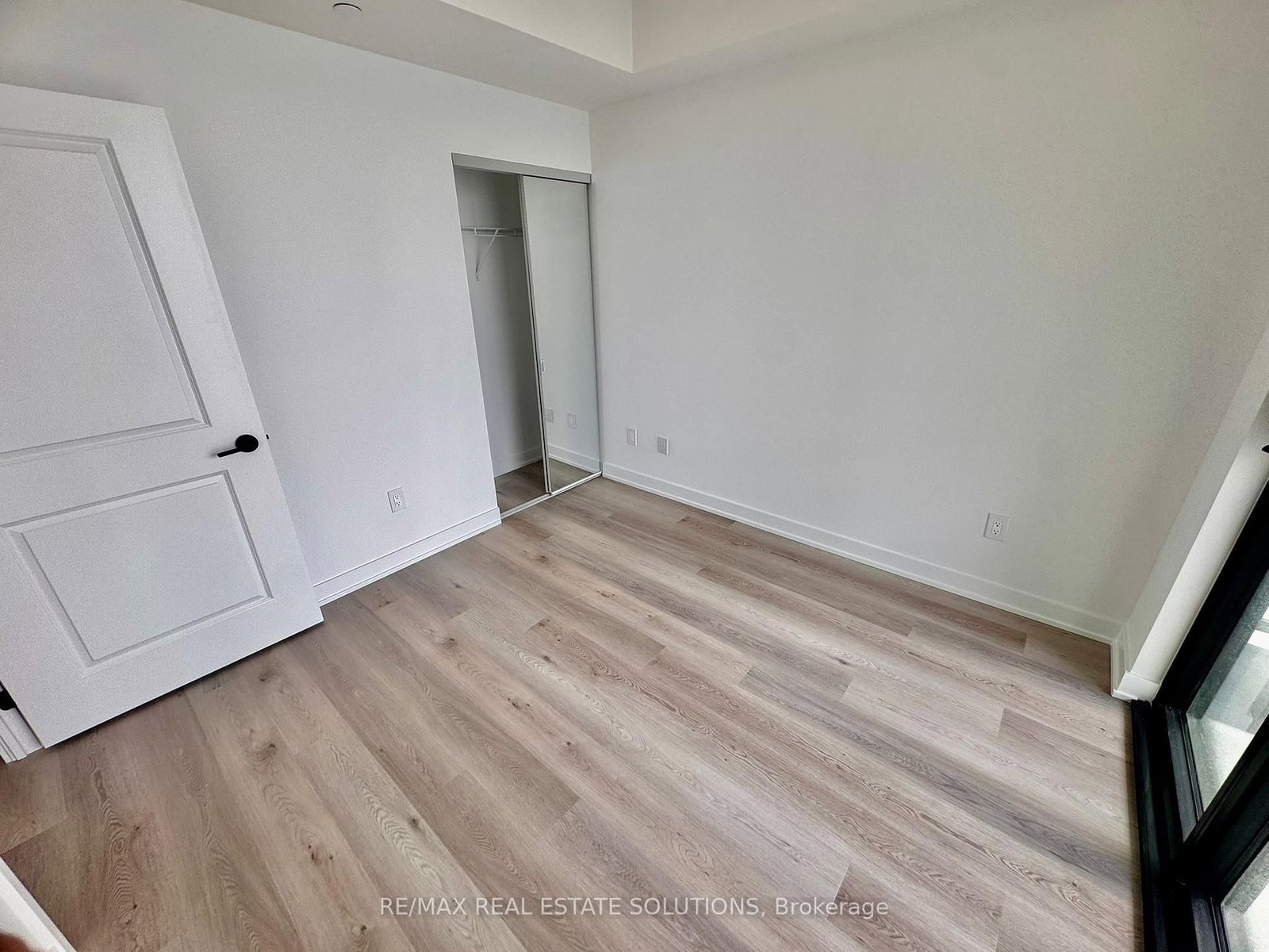 2075 Lakeshore Road, Unit 905 - Photo 11