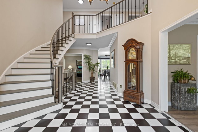 5465 Shorecrest Crescent