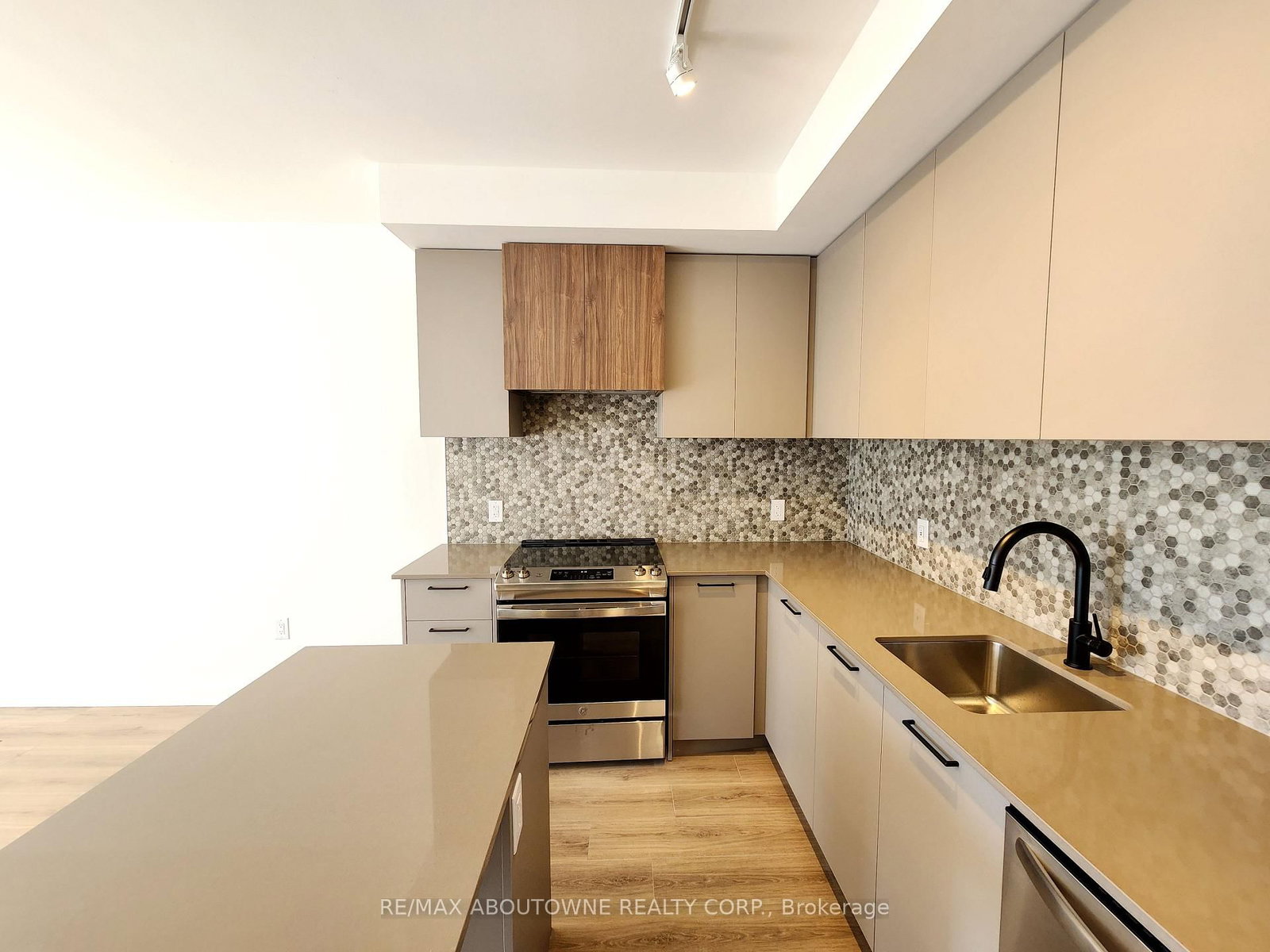 20 Lagerfeld Drive, Unit 12 - Photo 8