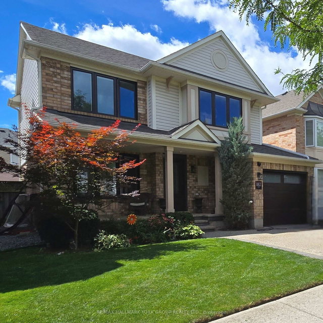 882 McDuffe Crescent
