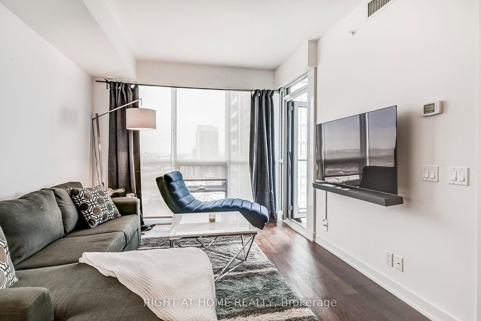 2212 Lake Shore Boulevard W