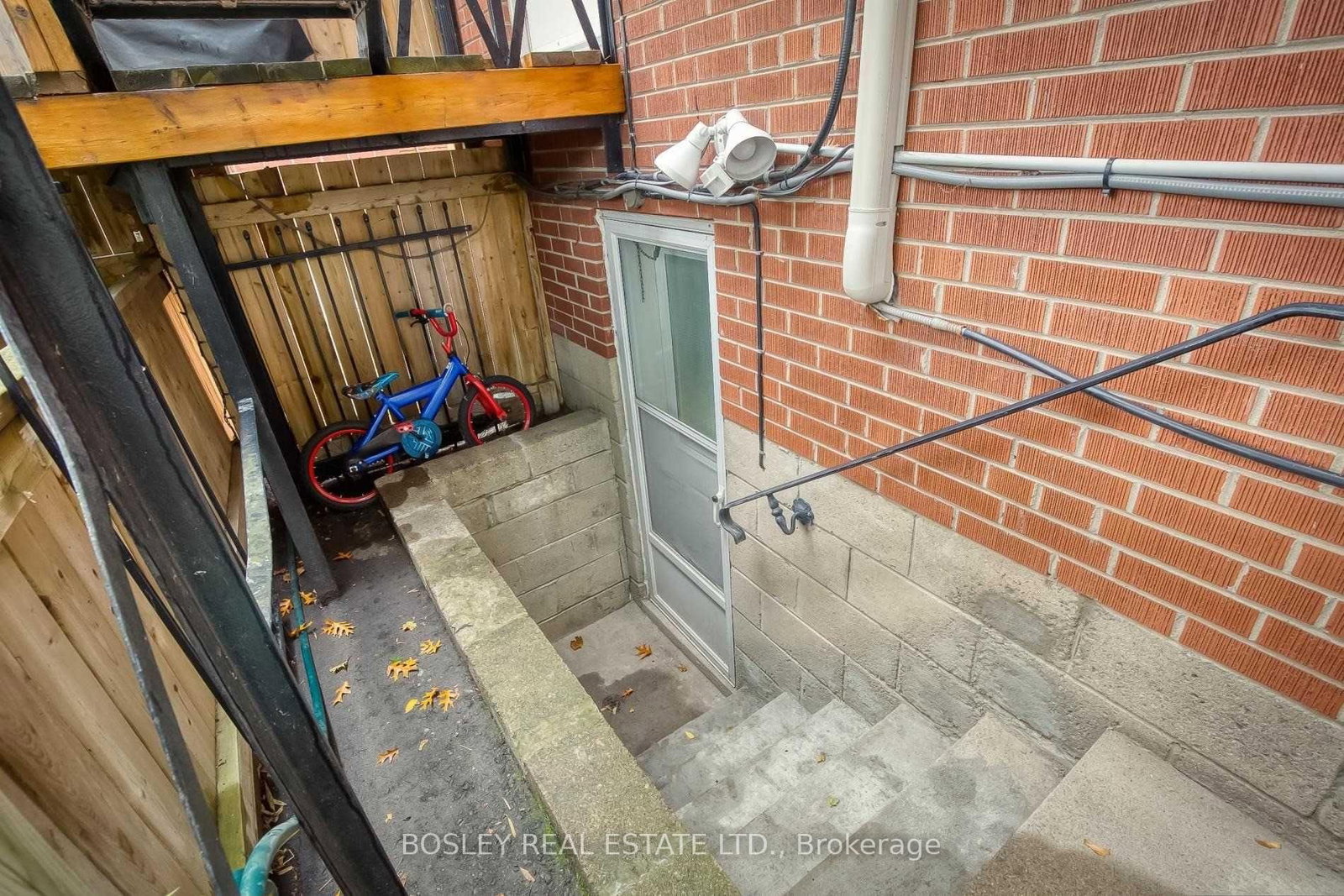 144 Evelyn Avenue, Unit Lower - Photo 2