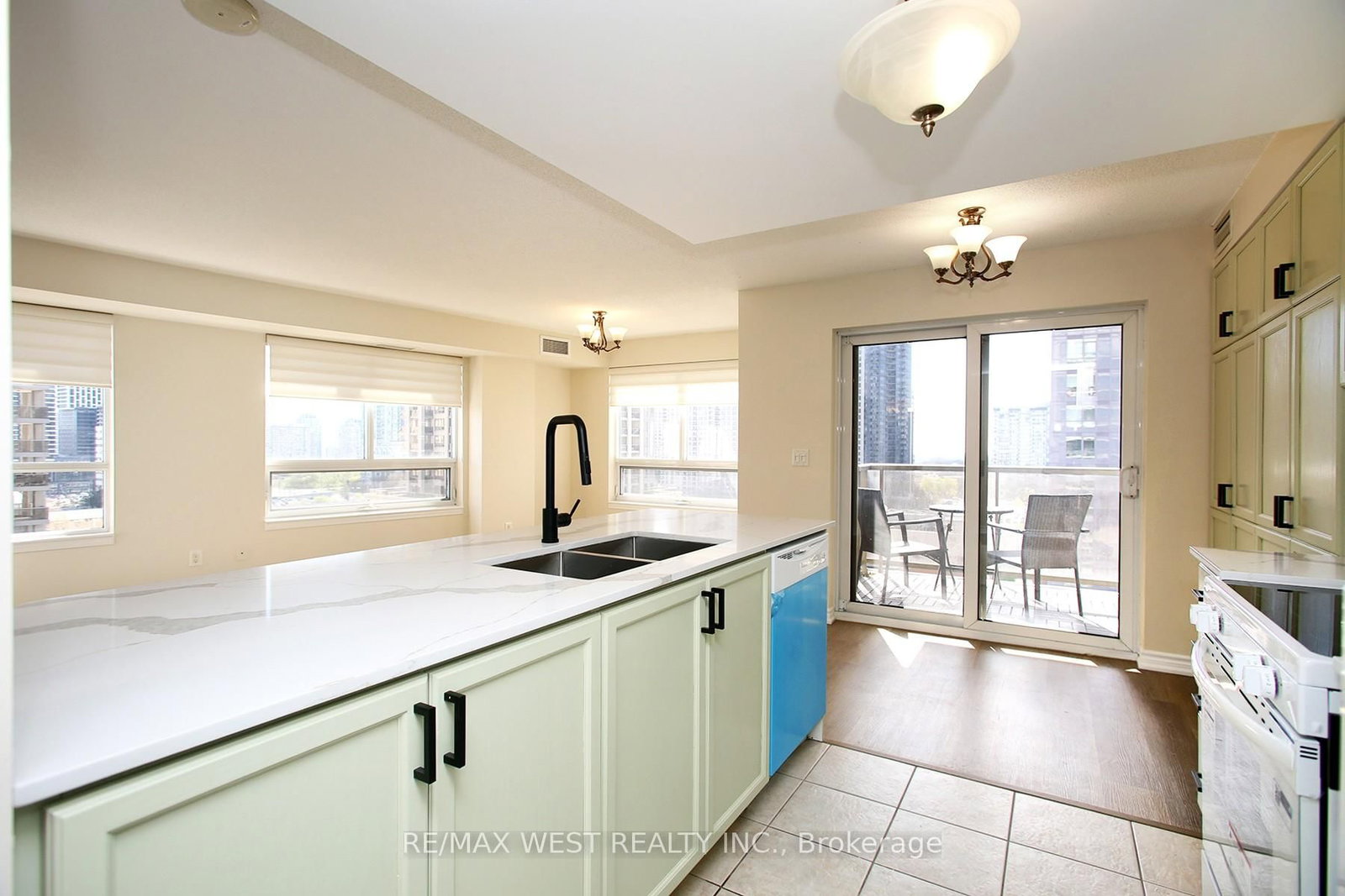 350 Princess Royal Drive, Unit 1101 - Photo 11
