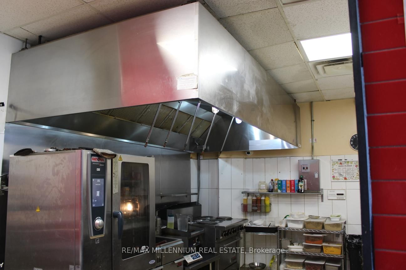 2240 Lakeshore Boulevard W, Unit 104 - Photo 15