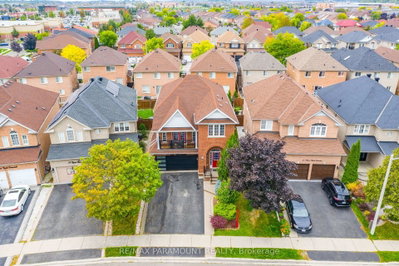 5-bed Detached House · 19 River Rock Cres
