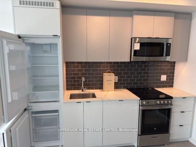 1016 - 285 Dufferin Street
