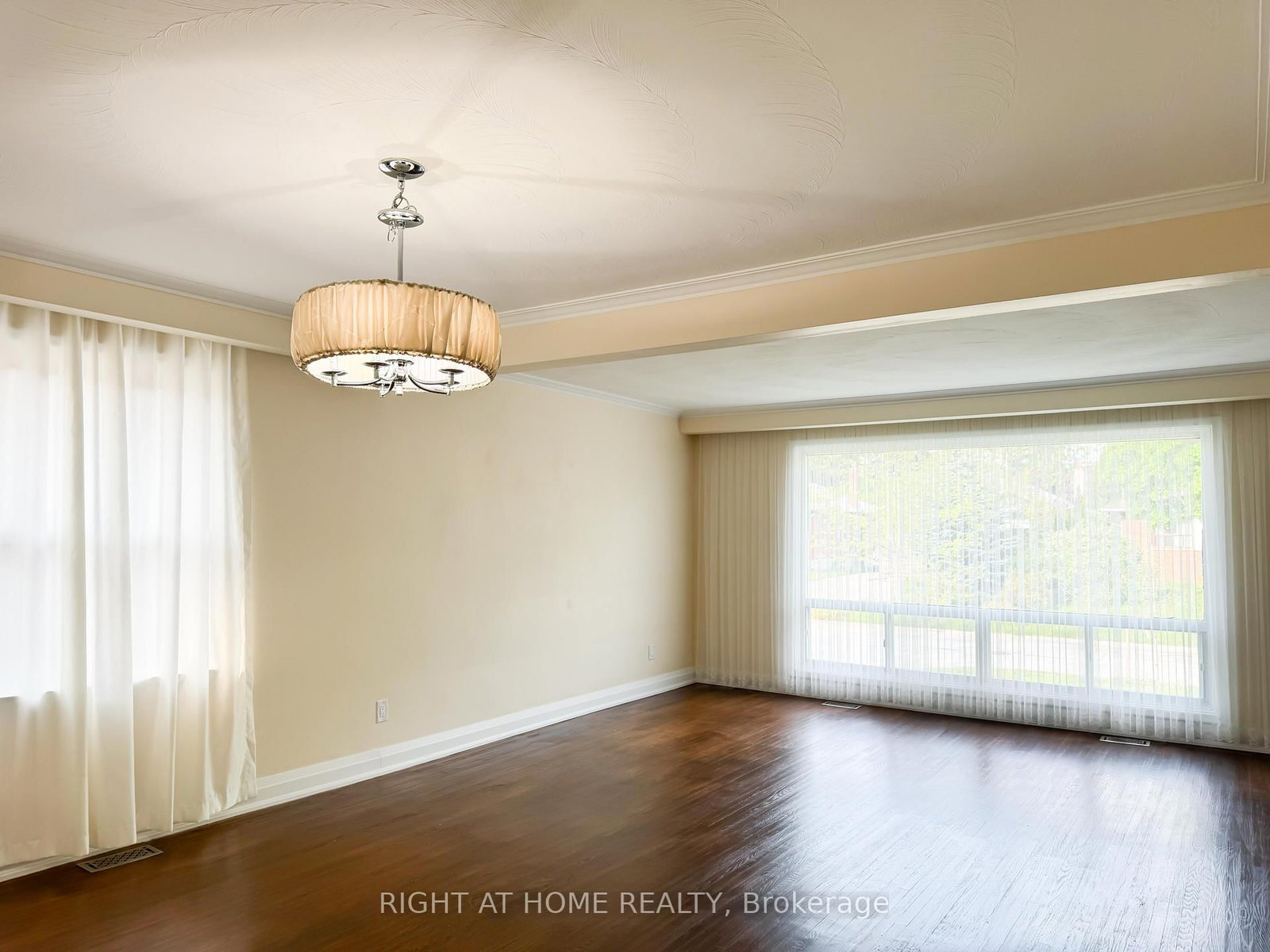 30 Northampton Drive, Toronto, ON, photo 4