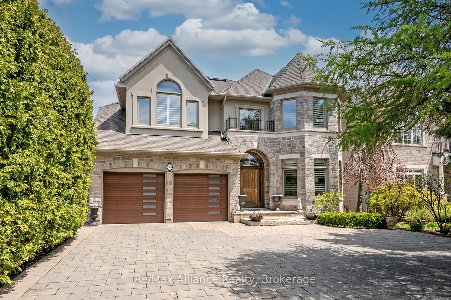203 Burloak Drive • Oakville, ON photo 1