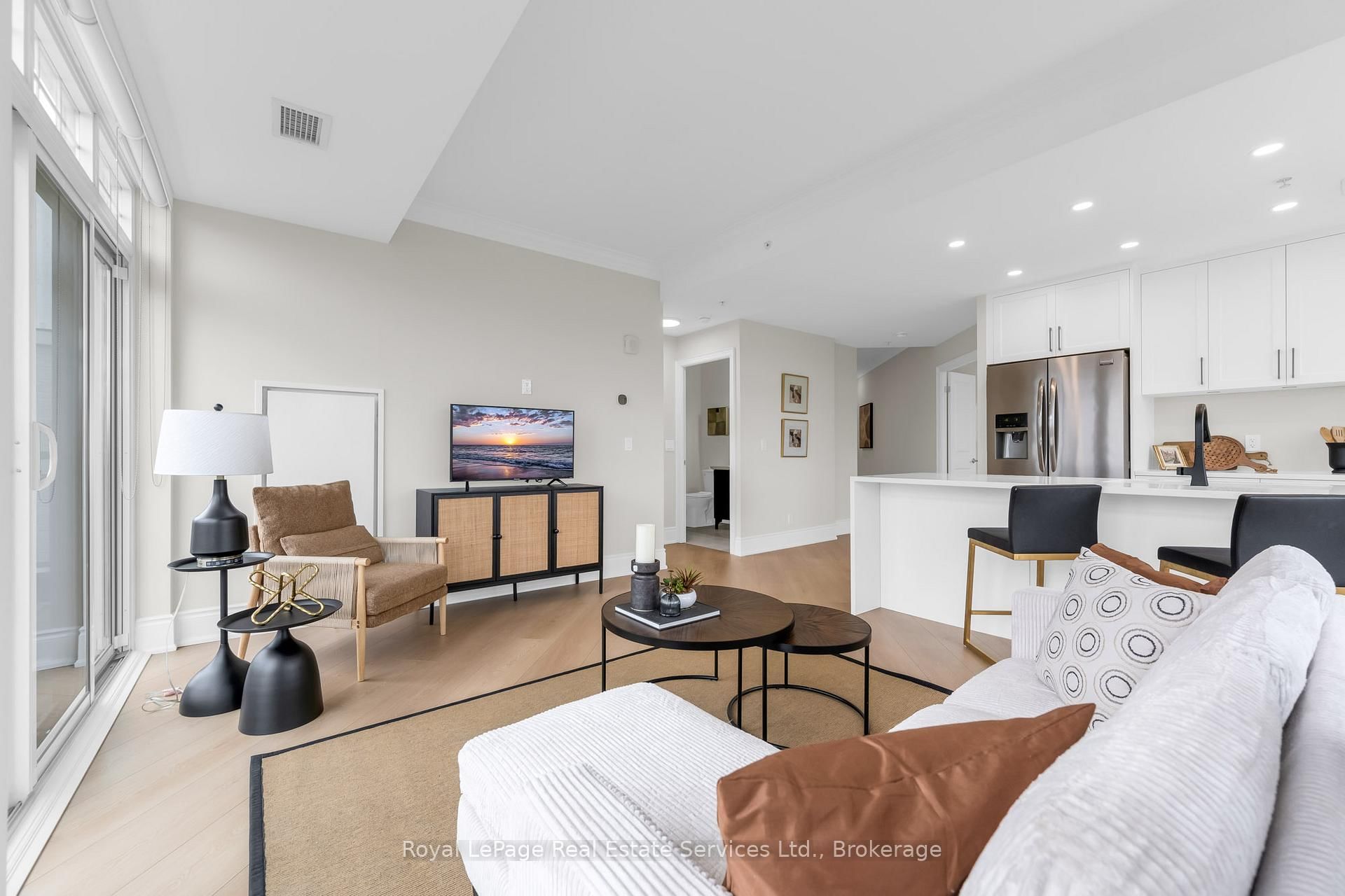 W 205 Lakeshore Road W, Unit 407