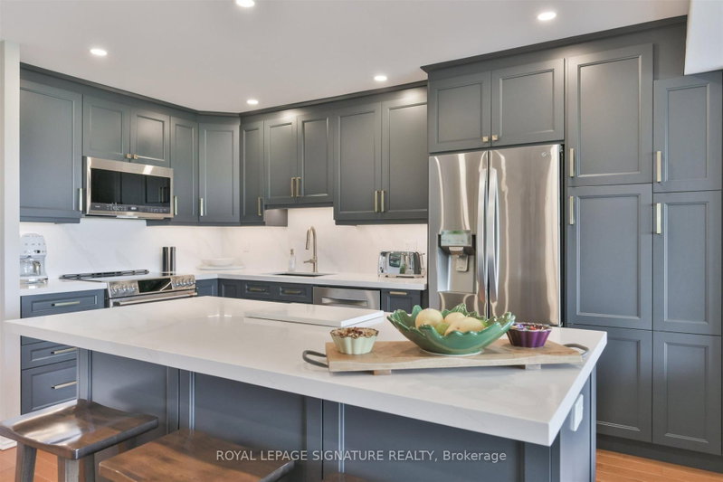 912 - 240 Scarlett Road