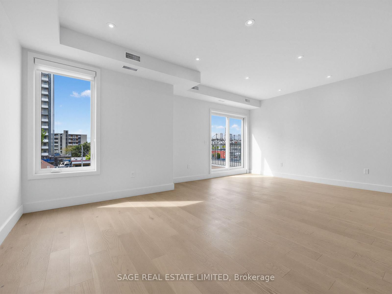 909 Castlefield Avenue, Unit 3 - Photo 2