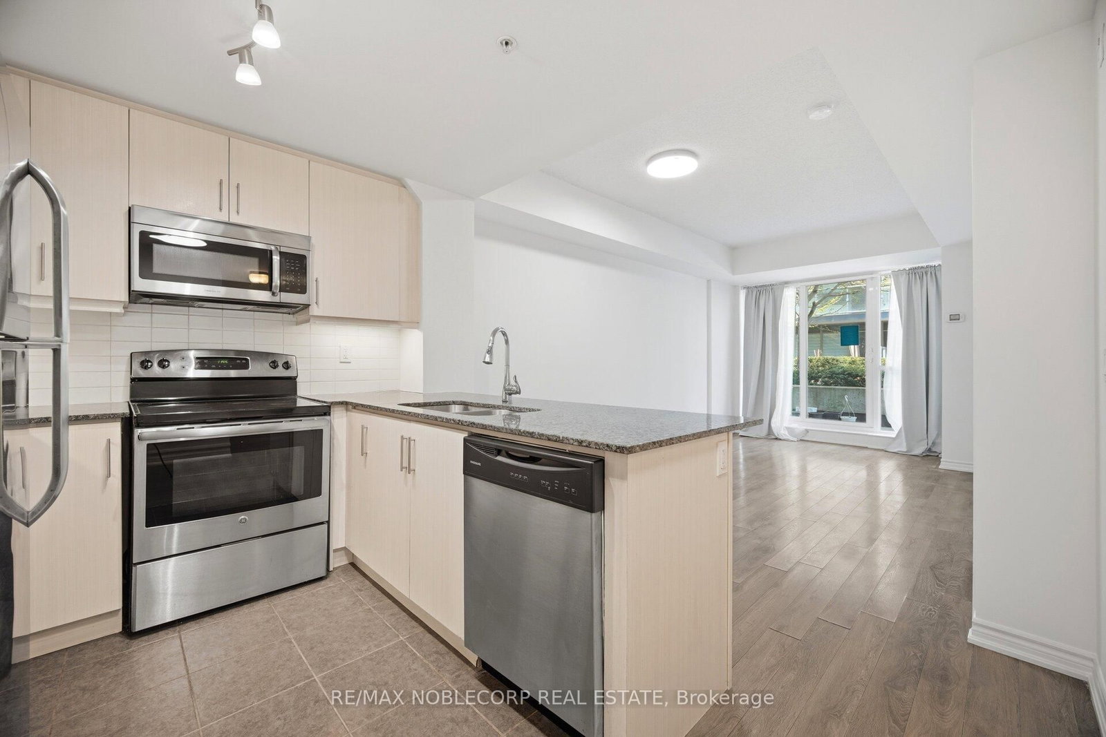 15 James Finlay Way, Unit 624 - Photo 14