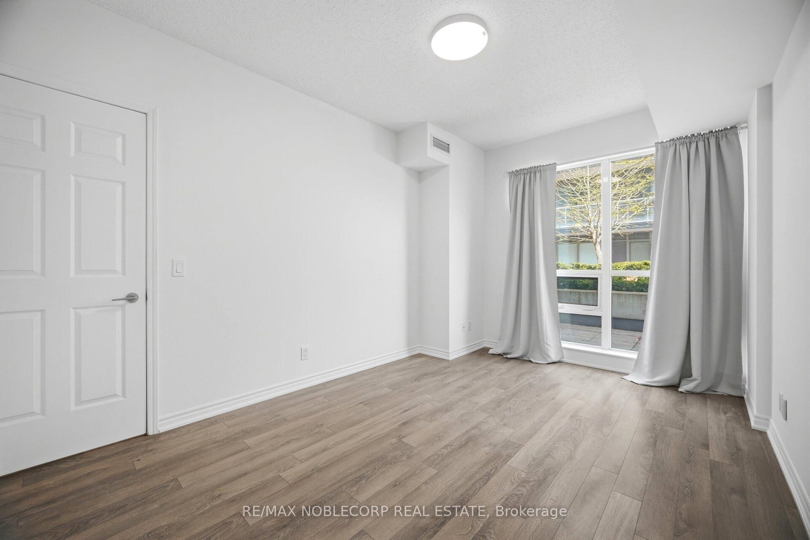 15 James Finlay Way, Unit 624 - Photo 28