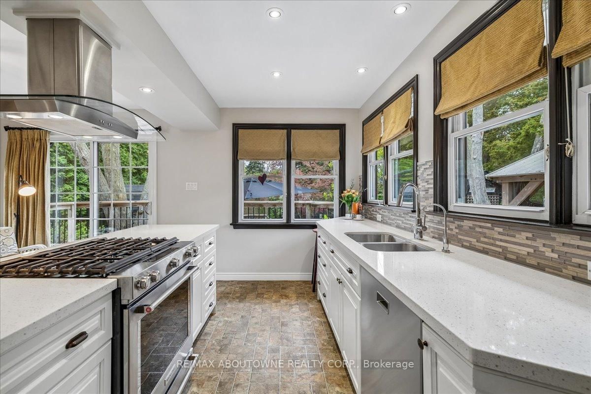316 River Side Drive • Oakville, ON photo 11