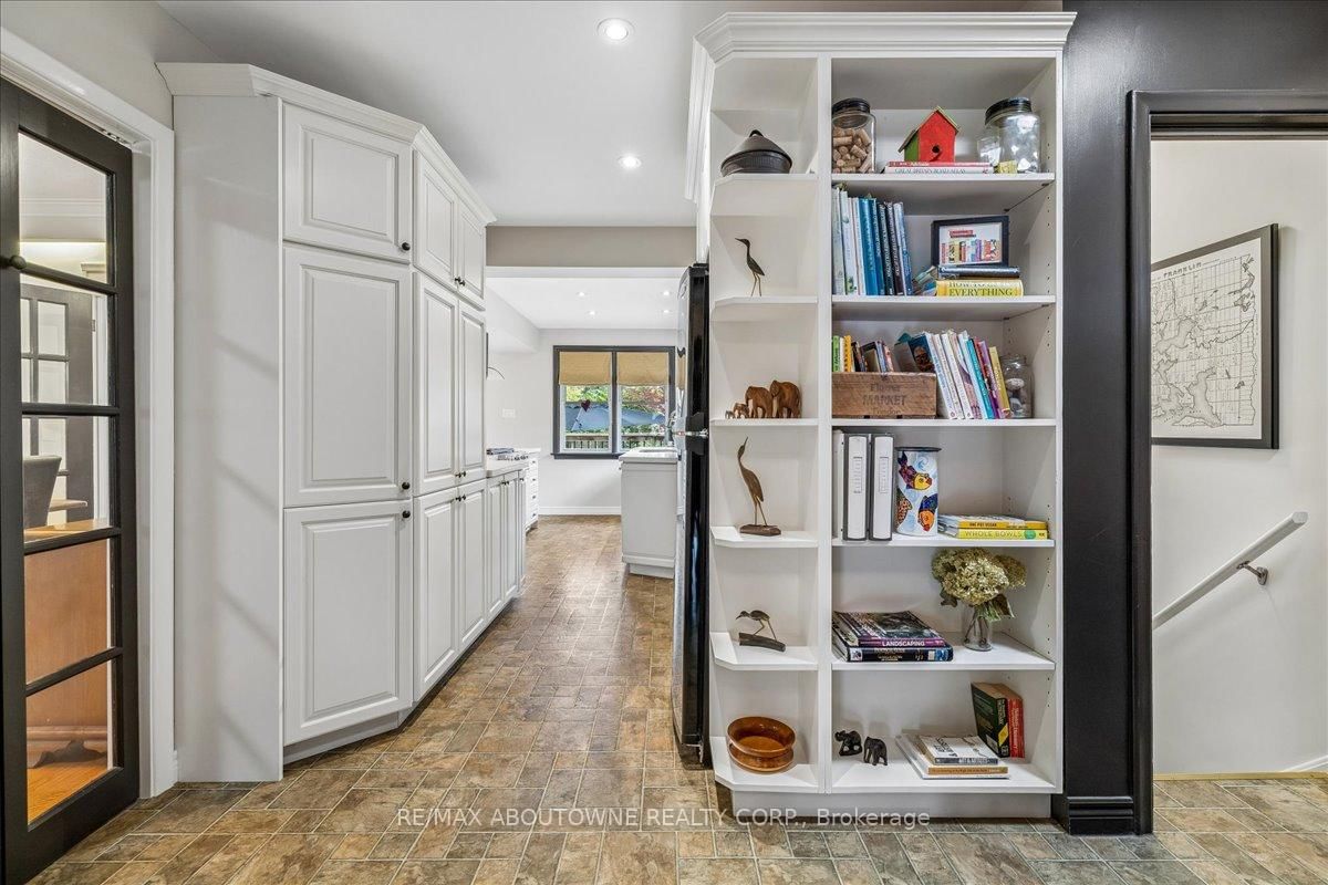 316 River Side Drive • Oakville, ON photo 9