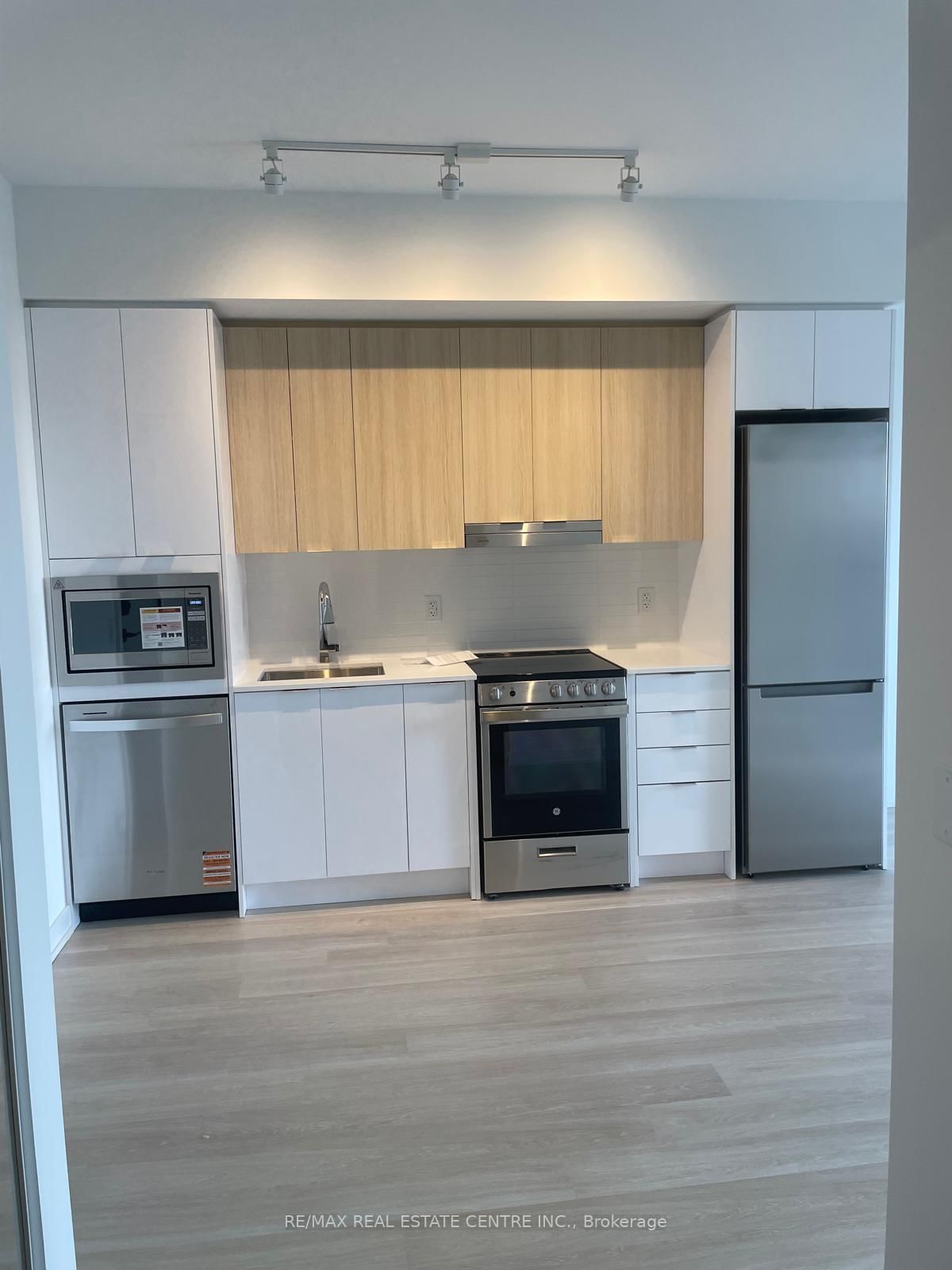 5105 Hurontario Street, Unit 625 - Photo 2