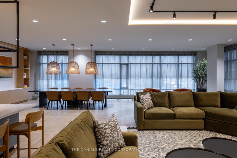 2412 - 2495 Eglinton Avenue W