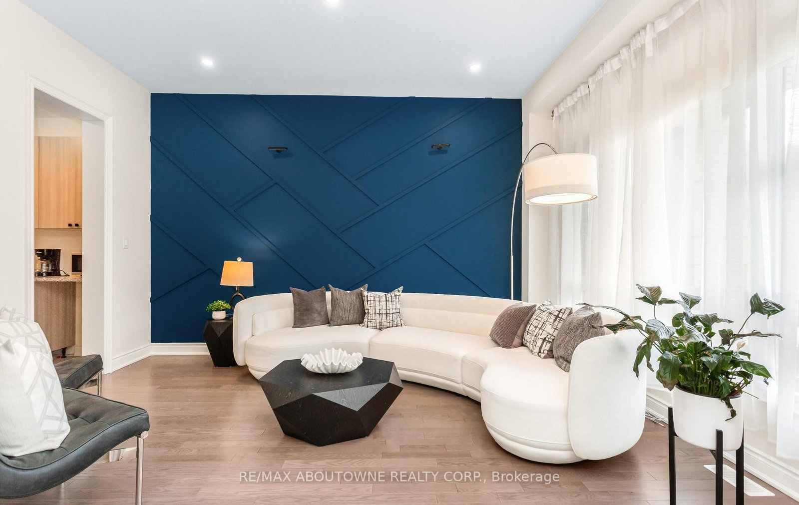 3294 Millicent Avenue, Unit (Upper) - Photo 4