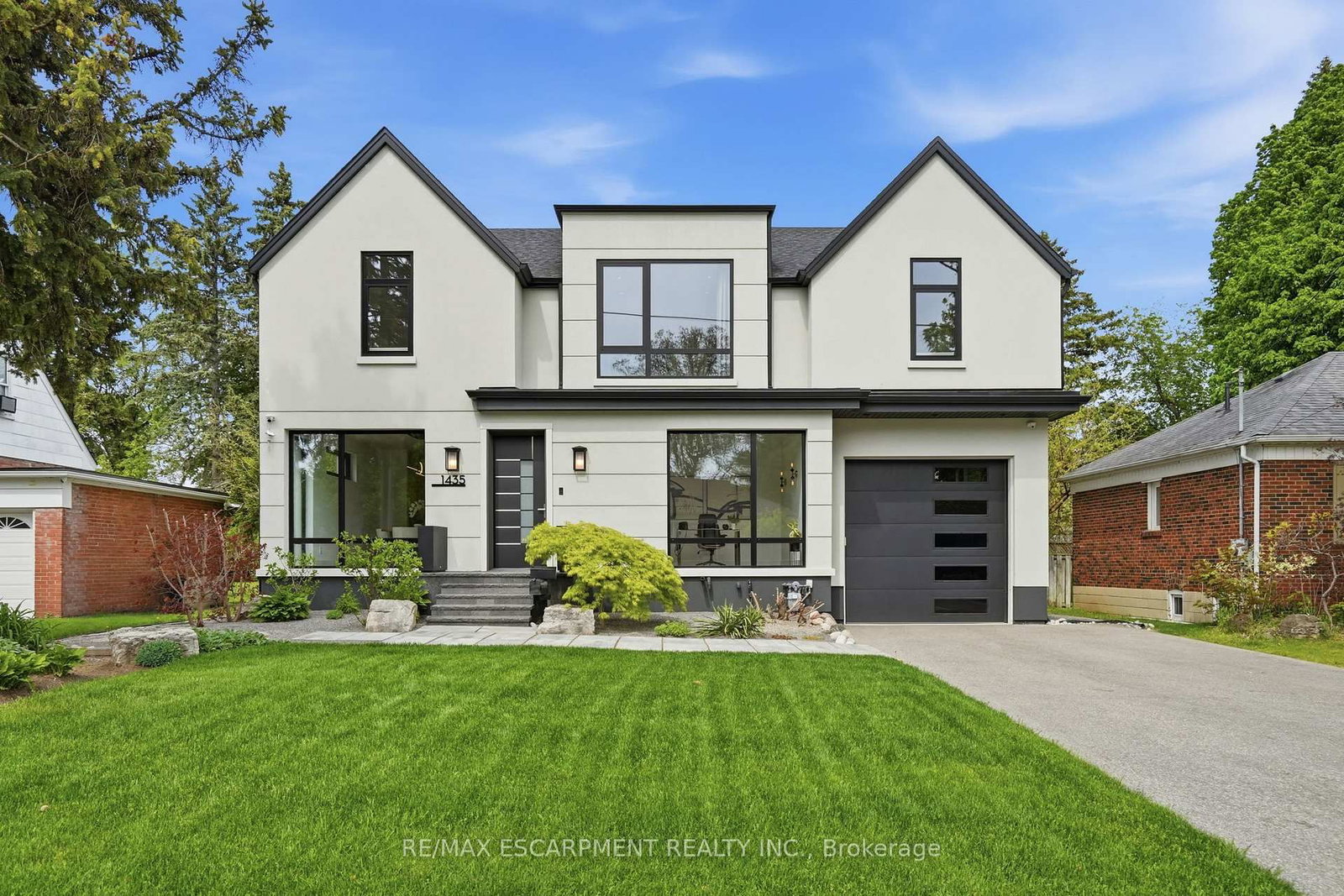 1435 Applewood Road - Photo 2