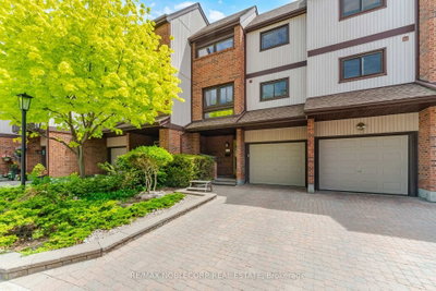 4-bed Townhouse, Condo · 1080 Walden Circ