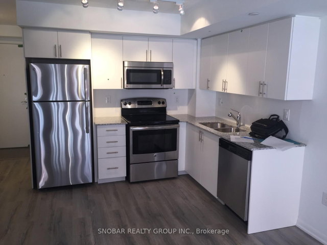 423 - 830 Lawrence Avenue