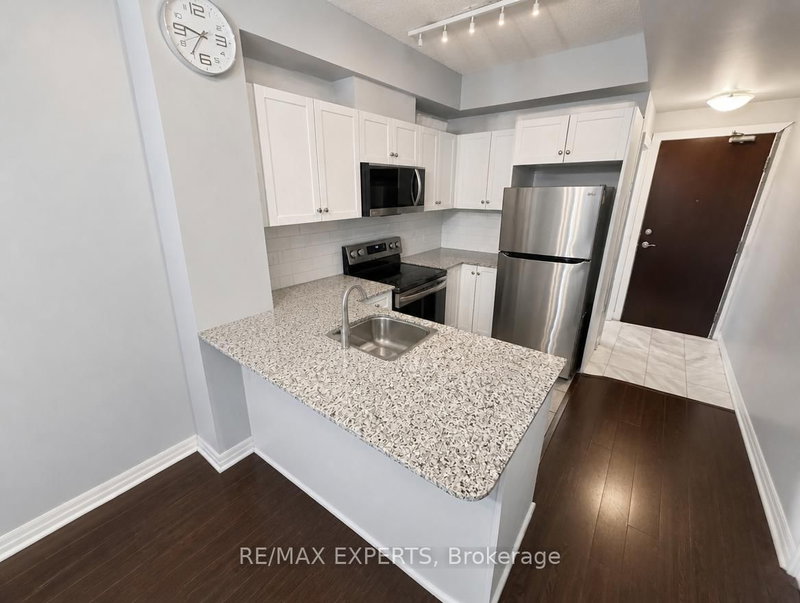 1359 Rathburn Mississauga,ON L4W 5P7 — Photo 2