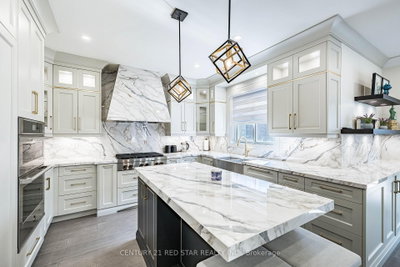 7-bed Detached House · 396 Derrydale Dr