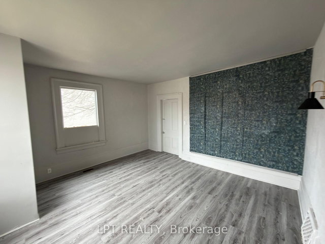 37 Elizabeth Street N