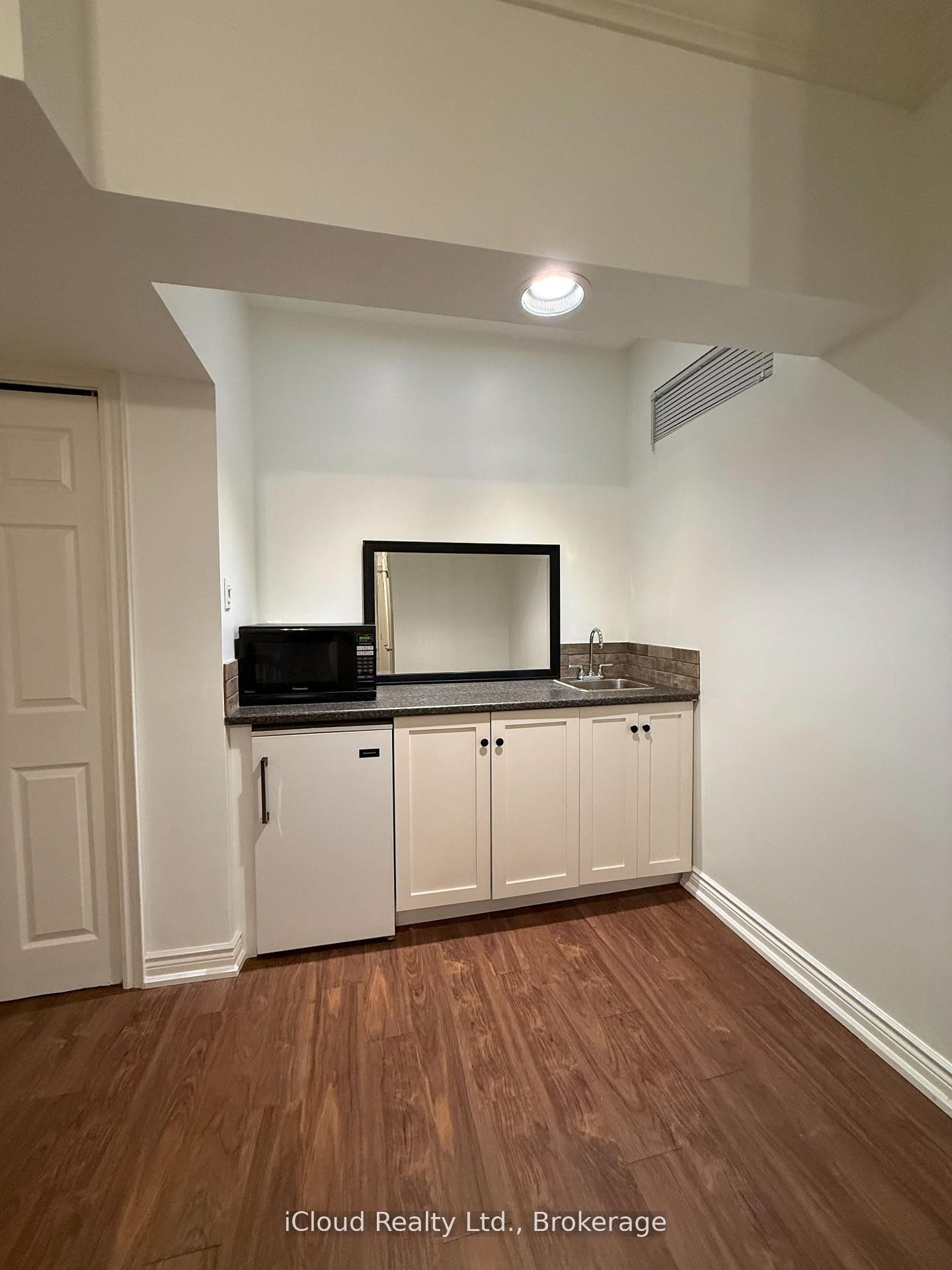 2067 Hunters Wood Drive • Burlington, ON photo 20