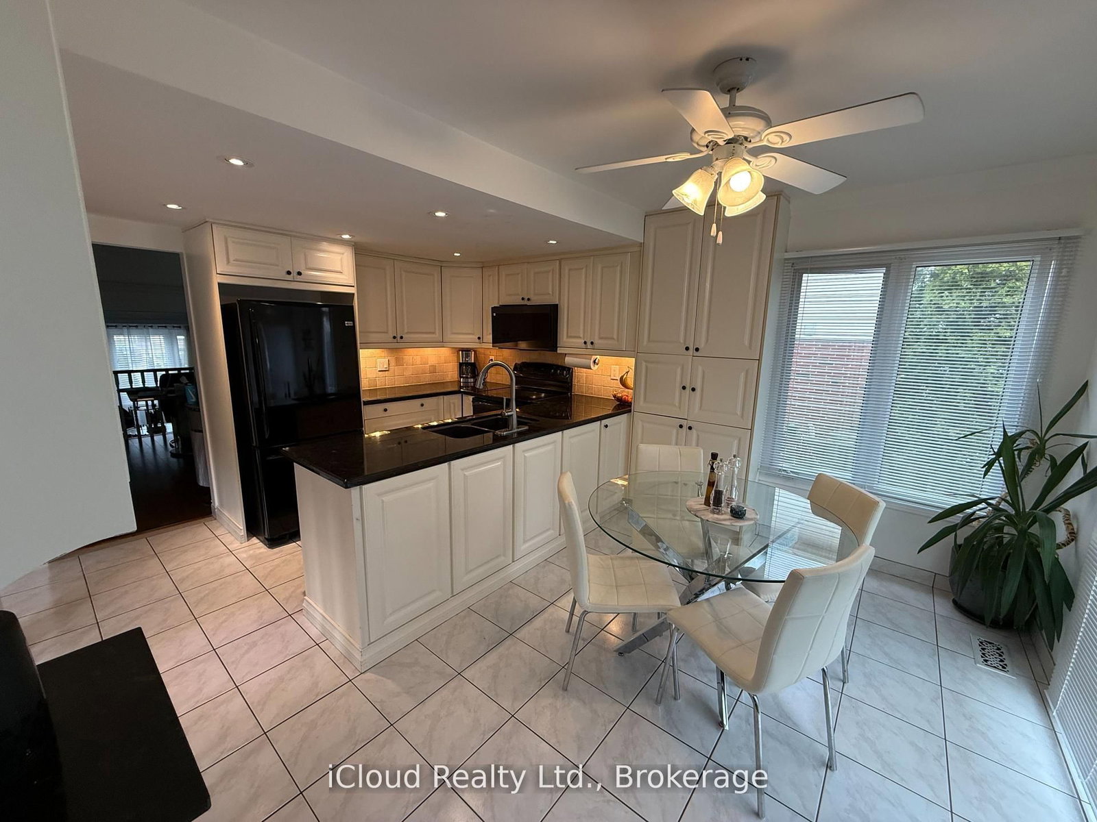 2067 Hunters Wood Drive • Burlington, ON photo 8