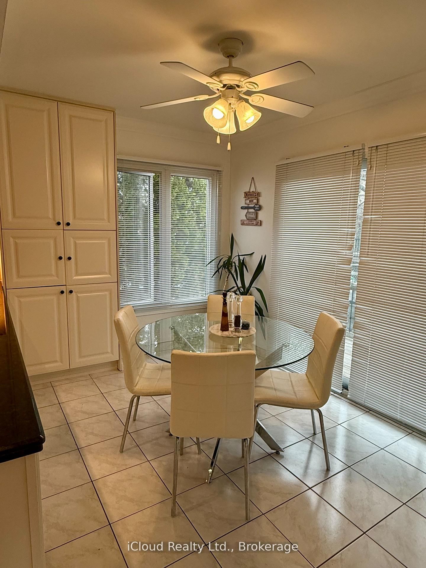 2067 Hunters Wood Drive • Burlington, ON photo 9