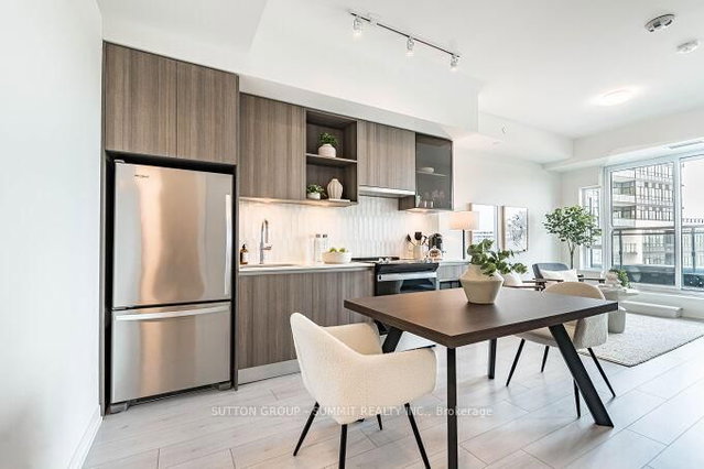 504 - 395 DUNDAS Street W
