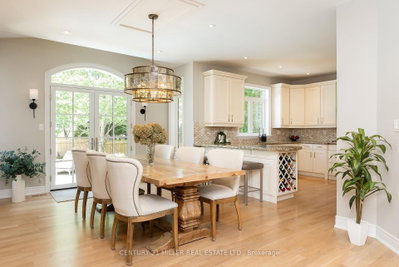 3122 Saddleworth Crescent — more photos