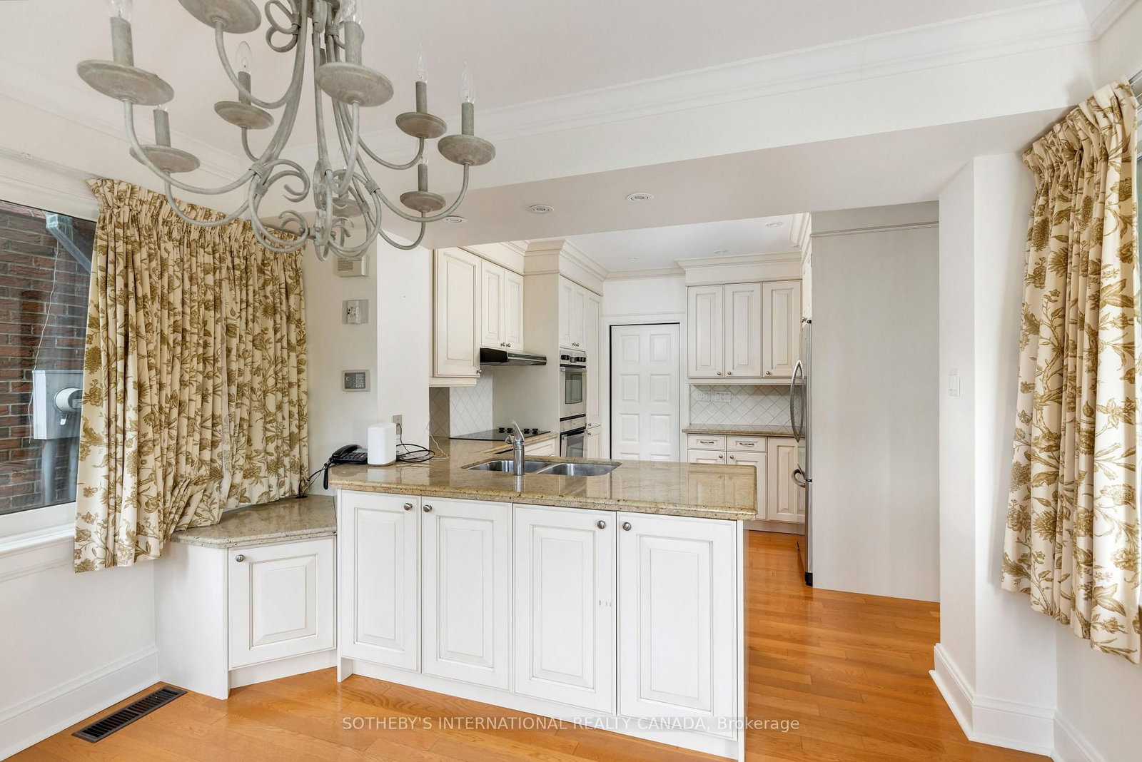 38 Edenbrook Hill • Toronto, ON photo 11