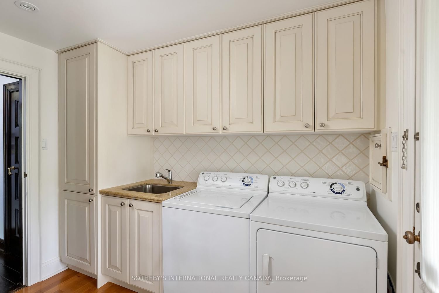 38 Edenbrook Hill • Toronto, ON photo 12