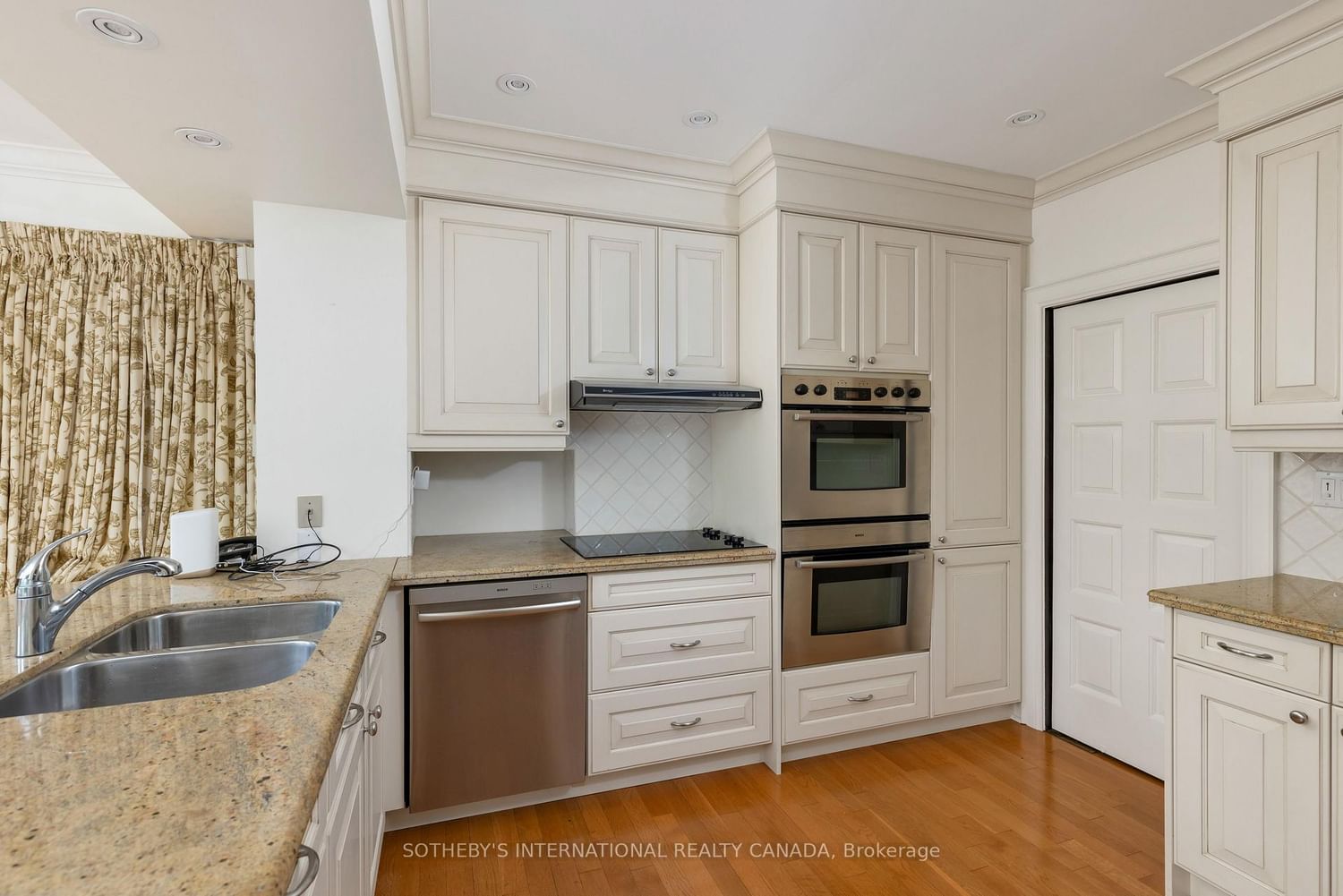 38 Edenbrook Hill • Toronto, ON photo 9