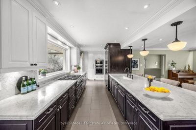 1561 Pinetree Crescent • Mississauga, ON photo 9