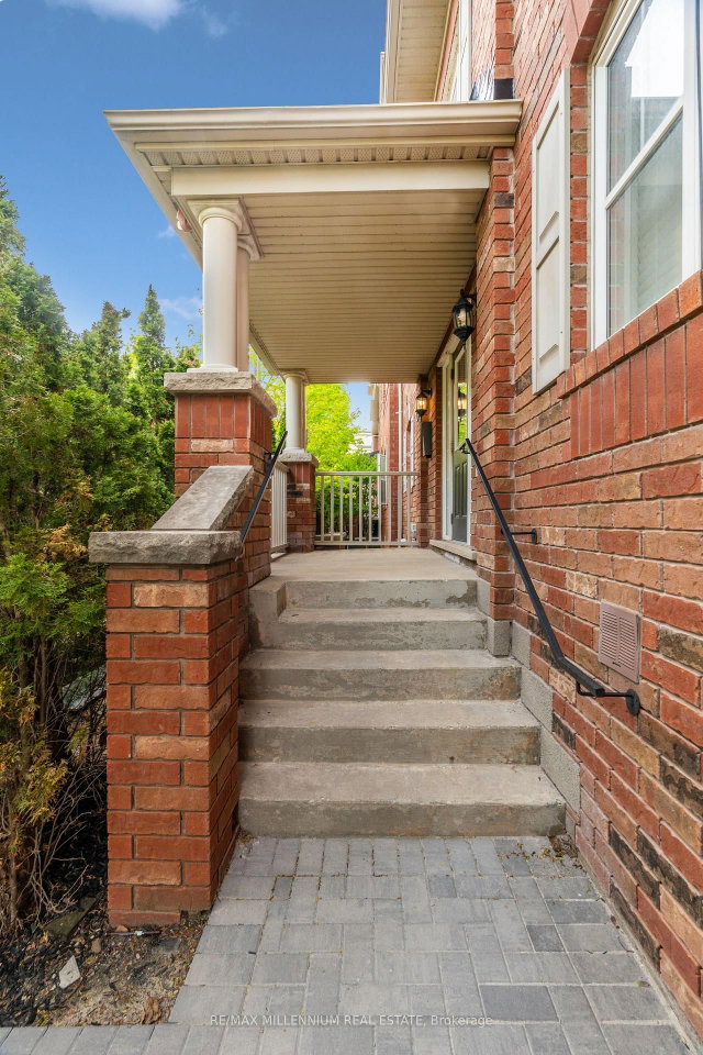 4 - 774 Neighbourhood Circle