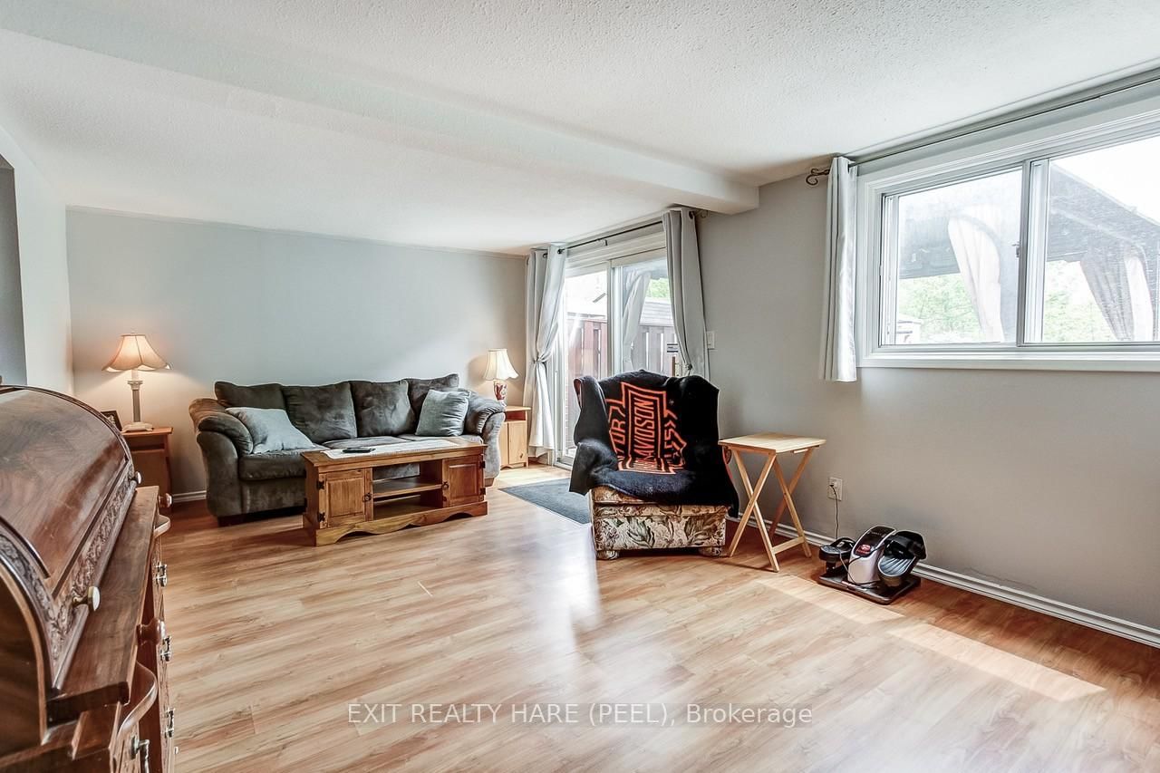 Townhouse sold at 34 Kingham Road, Halton Hills, Ontario, L7J 1S4 - Acton - MLS: W13209010