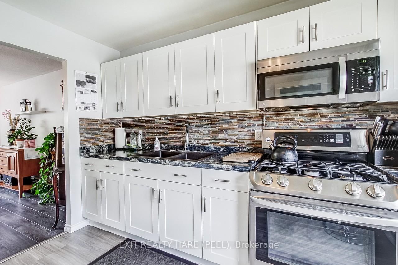 Townhouse sold at 34 Kingham Road, Halton Hills, Ontario, L7J 1S4 - Acton - MLS: W13209010